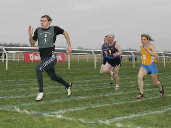 Cumbie Bowsers winning 4th cross-tie from Sandra Mitusch (yellow bib).